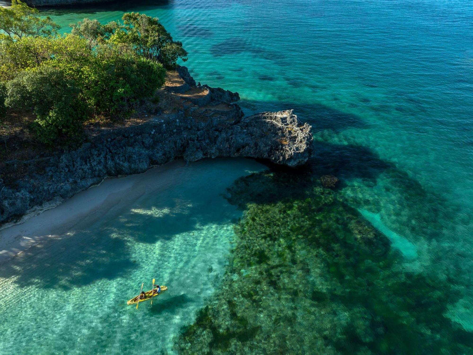 โมเวนปิค รีสอร์ต แอนด์ สปา โบราไกย์ Hotel Yapak ภายนอก รูปภาพ Kayaking at the coast of the island of San Cristóbal.