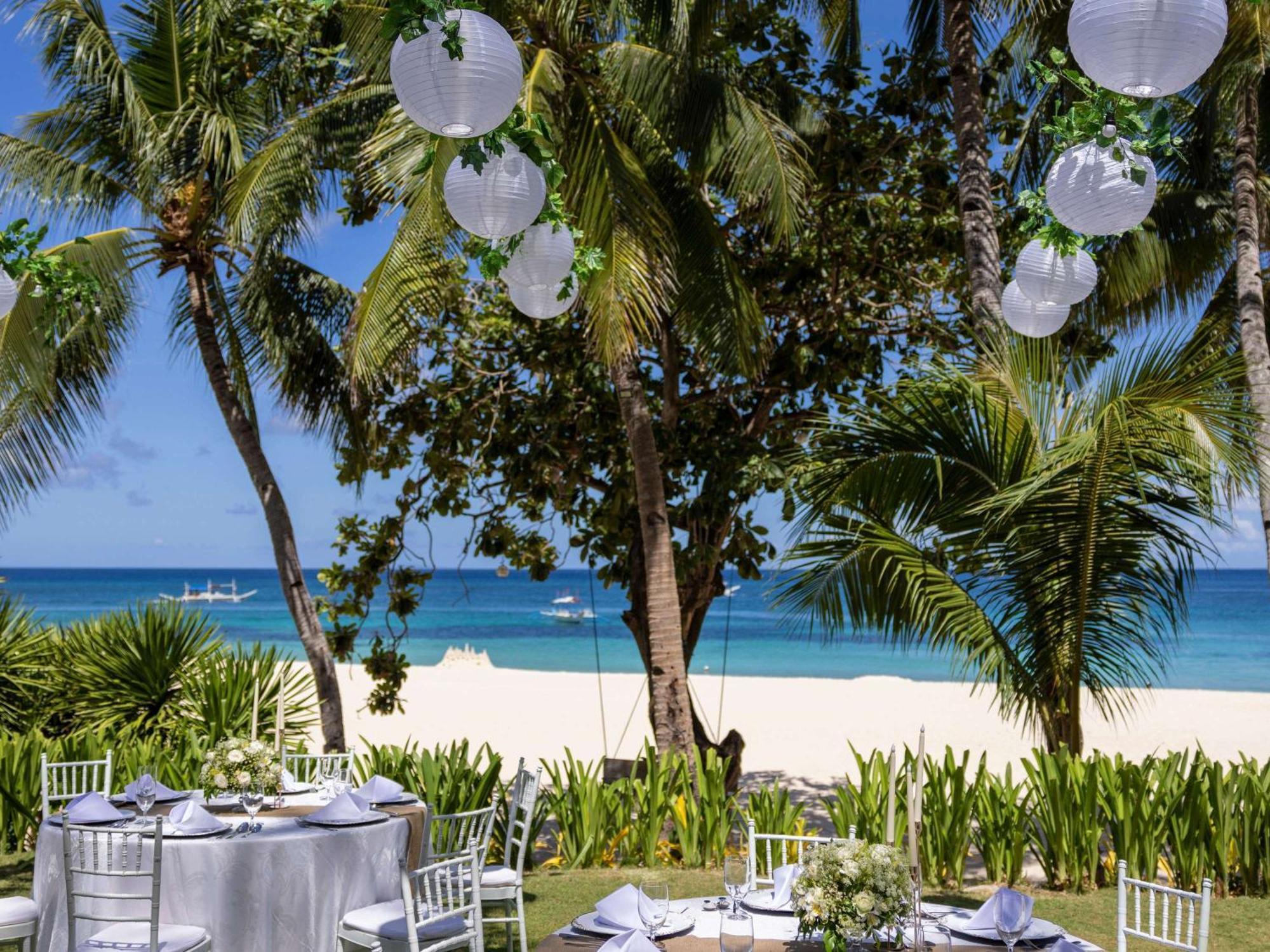 โมเวนปิค รีสอร์ต แอนด์ สปา โบราไกย์ Hotel Yapak ภายนอก รูปภาพ Beachfront at The Royal Paradise Hotel & Spa