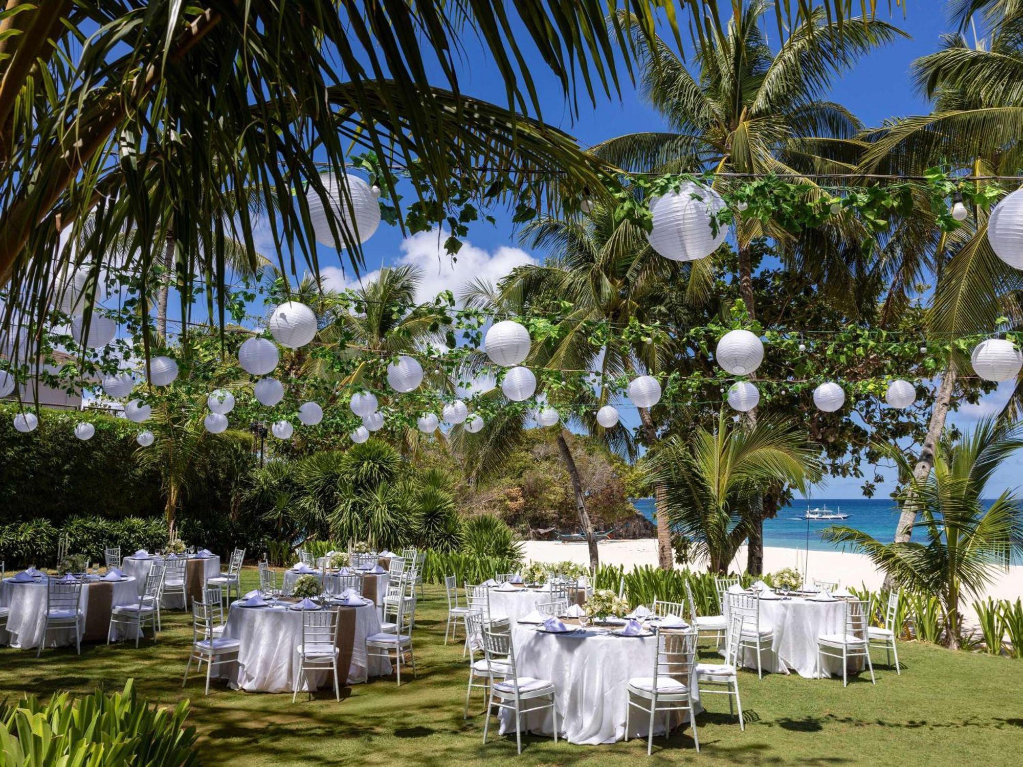 โมเวนปิค รีสอร์ต แอนด์ สปา โบราไกย์ Hotel Yapak ภายนอก รูปภาพ A wedding reception at the Four Seasons Resort Maldives at Landaa Giraavili
