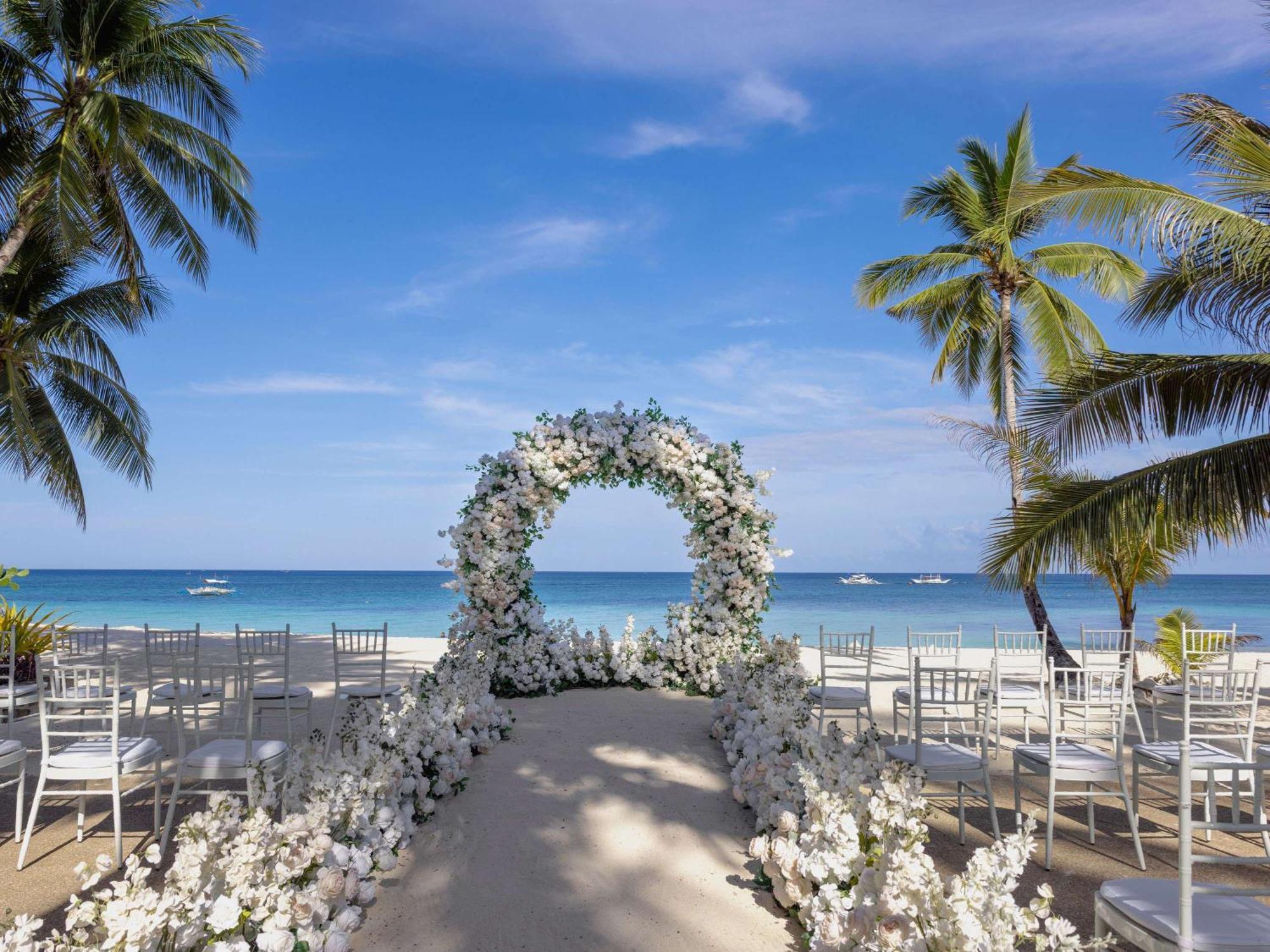 โมเวนปิค รีสอร์ต แอนด์ สปา โบราไกย์ Hotel Yapak ภายนอก รูปภาพ A beach wedding in Cancun, Mexico