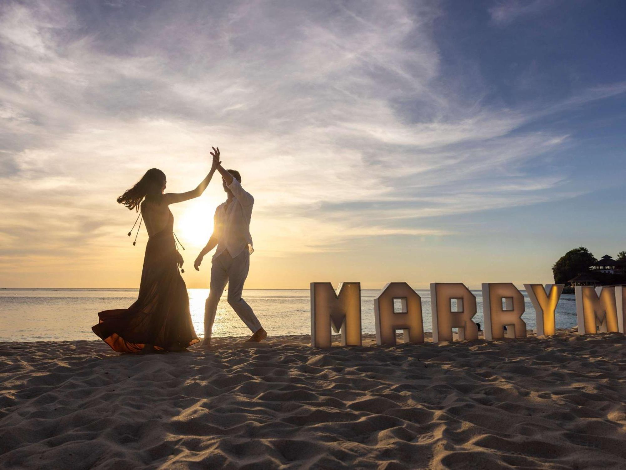 โมเวนปิค รีสอร์ต แอนด์ สปา โบราไกย์ Hotel Yapak ภายนอก รูปภาพ A newly married couple on a beach