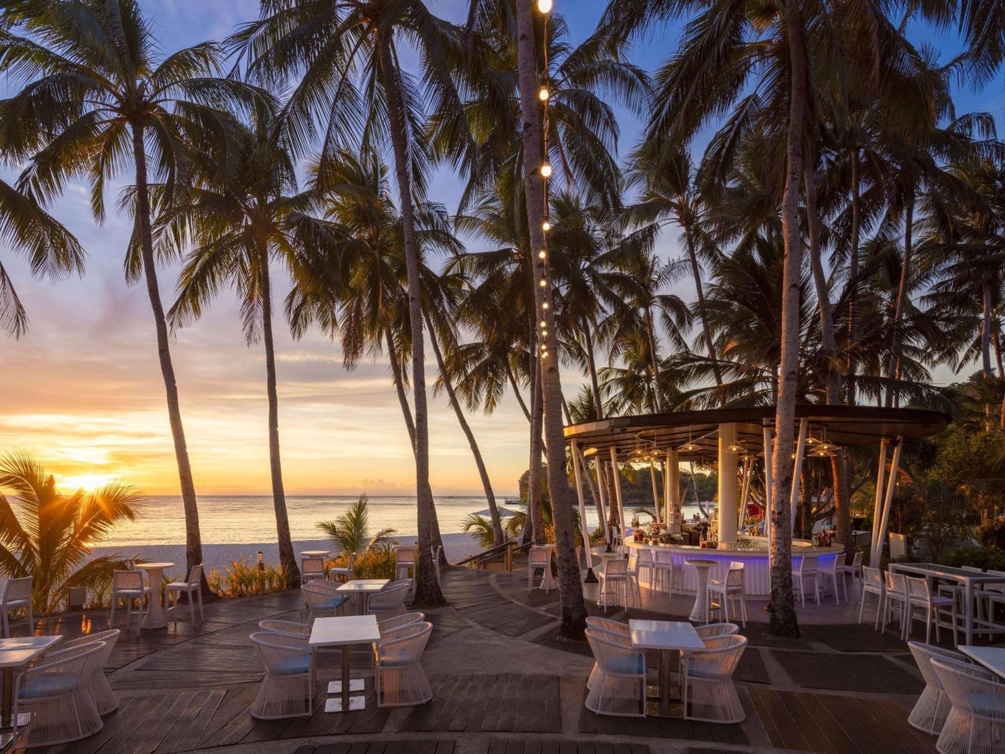 โมเวนปิค รีสอร์ต แอนด์ สปา โบราไกย์ Hotel Yapak ภายนอก รูปภาพ Sunset at the beach bar