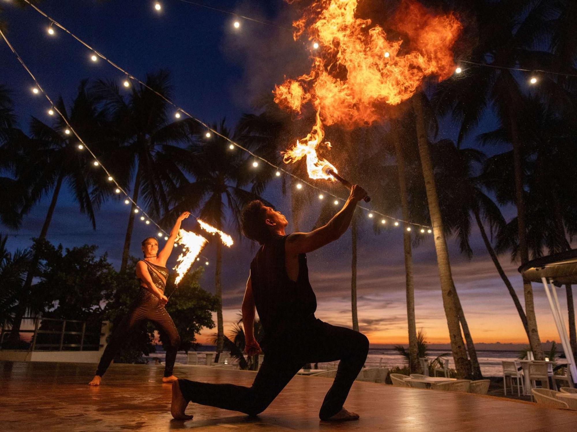 โมเวนปิค รีสอร์ต แอนด์ สปา โบราไกย์ Hotel Yapak ภายนอก รูปภาพ Luau at the Royal Hawaiian Hotel