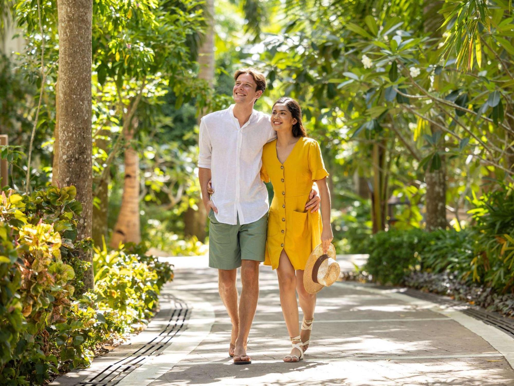โมเวนปิค รีสอร์ต แอนด์ สปา โบราไกย์ Hotel Yapak ภายนอก รูปภาพ A couple walking together