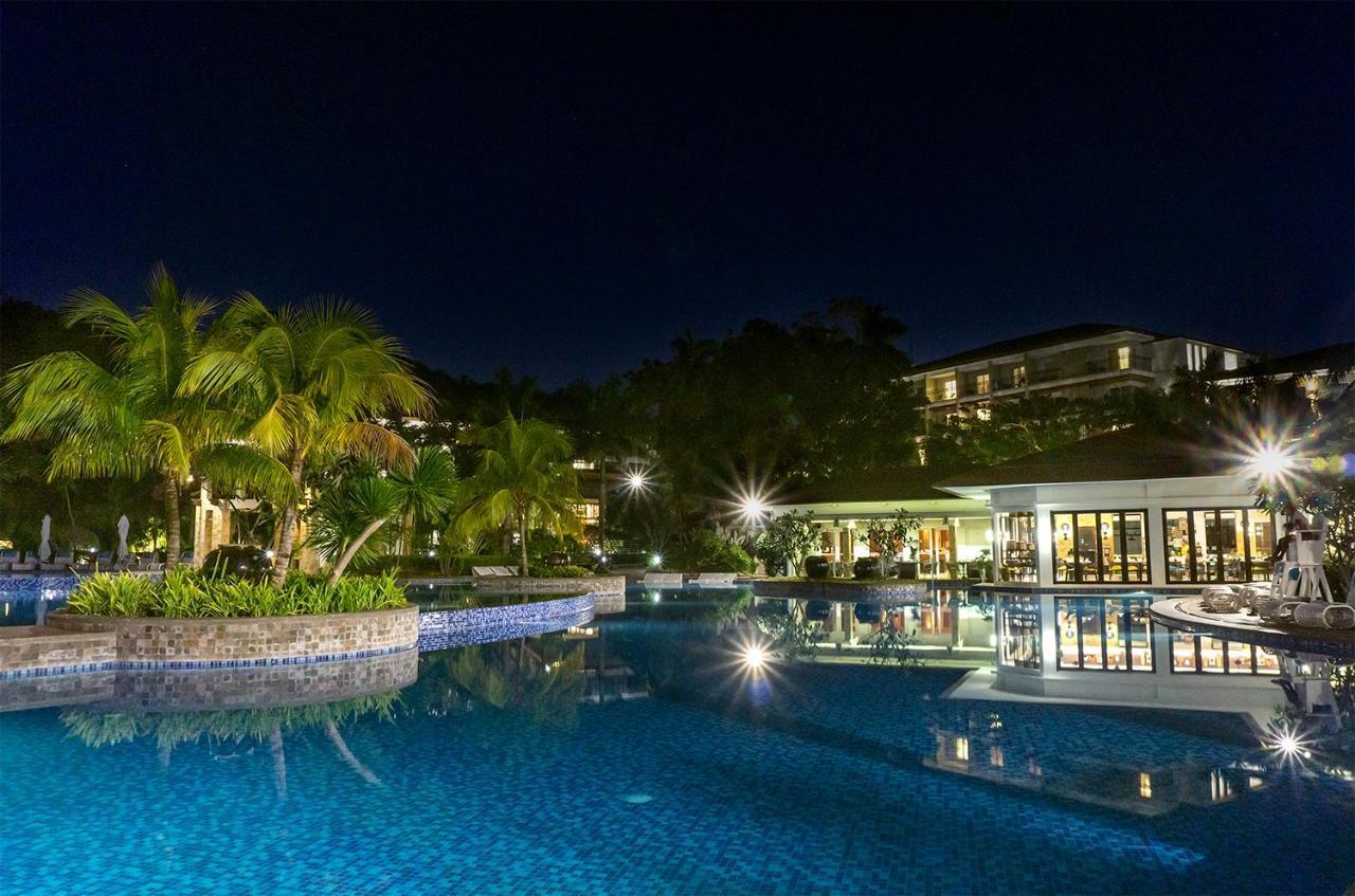 โมเวนปิค รีสอร์ต แอนด์ สปา โบราไกย์ Hotel Yapak ภายนอก รูปภาพ The resort at night